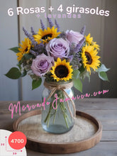 Centro de mesa de 6 rosas lila, acentos florales de flores lavanda y 4 girasoles en florero Mason Jar México